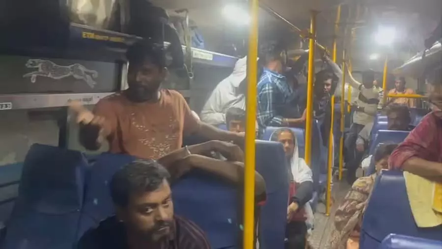 KGF : बस की छत से पानी टपकने पर यात्रियों का विरोध प्रदर्शन KGF : बस की छत से पानी टपकने पर यात्रियों का विरोध प्रदर्शन