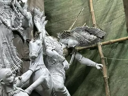 दुर्गा पूजा से पहले मंदिर में तोड़-फोड़, सात मूर्तियों को निशाना बनाया गया दुर्गा पूजा से पहले मंदिर में तोड़-फोड़, सात मूर्तियों को निशाना बनाया गया