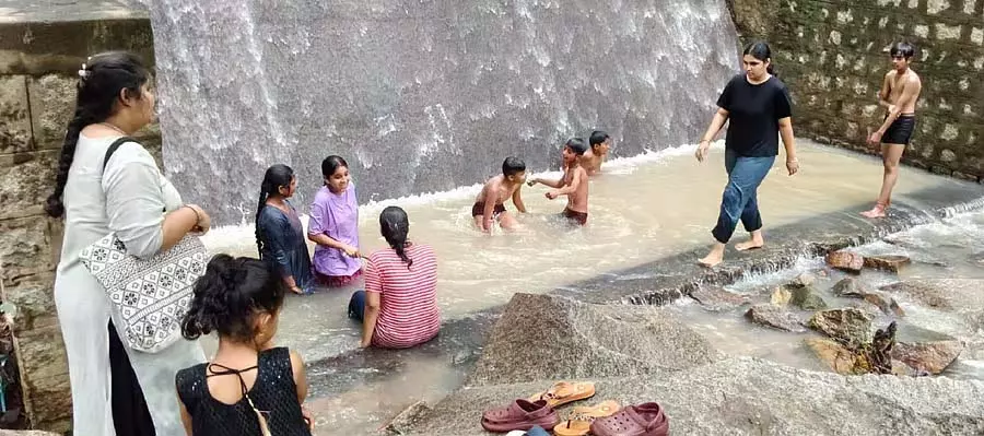 Karnataka : अंतरा गंगा में एक छोटा सा झरना Karnataka : अंतरा गंगा में एक छोटा सा झरना