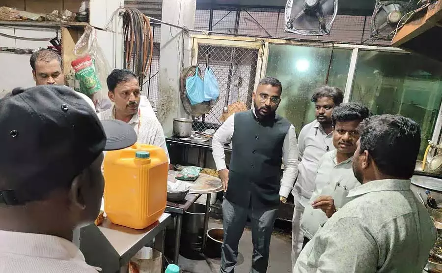 जो होटल मालिक साफ-सफाई नहीं रखेंगे, उन पर जुर्माना लगाया जाएगा और चेतावनी दी जाएगी। जो होटल मालिक साफ-सफाई नहीं रखेंगे, उन पर जुर्माना लगाया जाएगा और चेतावनी दी जाएगी।