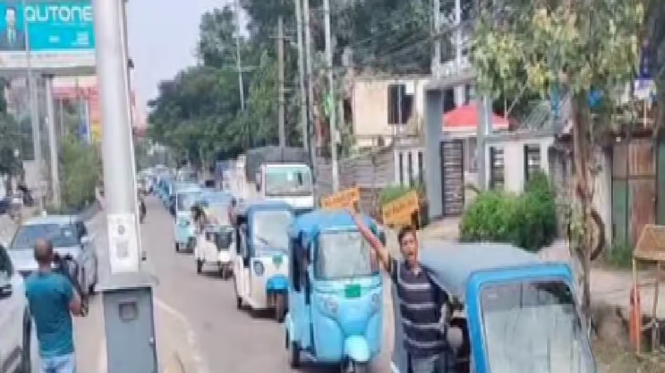 इलेक्ट्रिक ऑटो एसोसिएशन ने ज़ुबीन गर्ग के लिए गुवाहाटी की सड़कों पर श्रद्धांजलि रैली निकाली इलेक्ट्रिक ऑटो एसोसिएशन ने ज़ुबीन गर्ग के लिए गुवाहाटी की सड़कों पर श्रद्धांजलि रैली निकाली