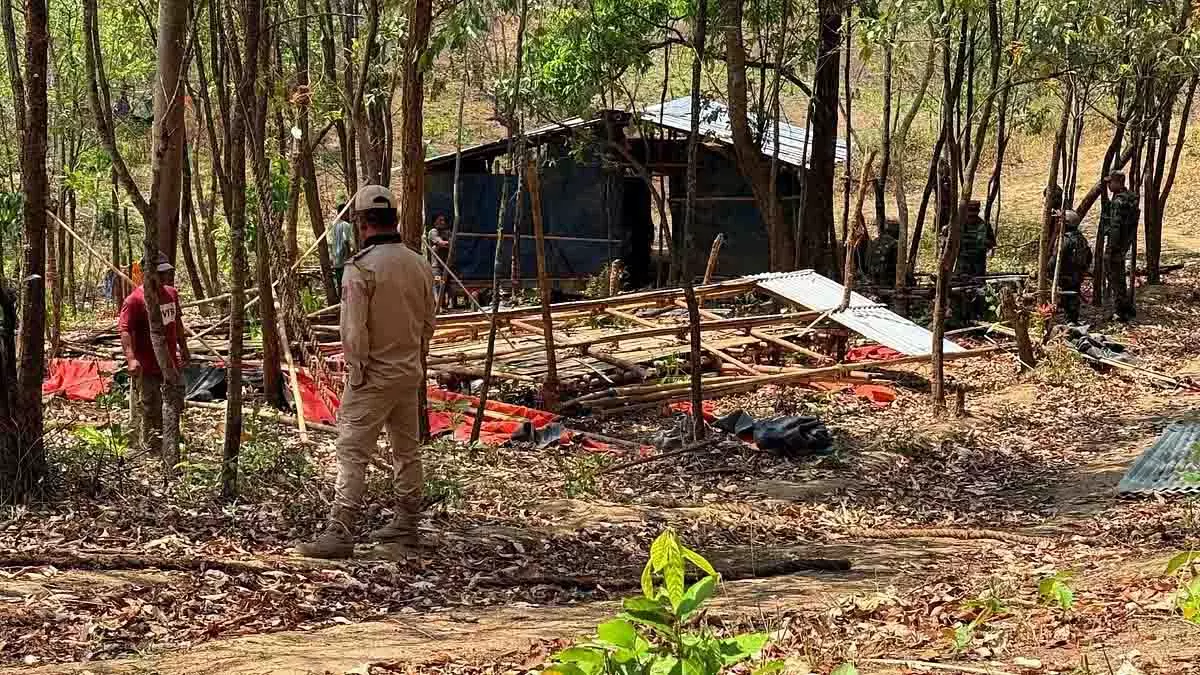 Manipur : तीन उग्रवादी और एक हथियार तस्कर गिरफ्तार Manipur : तीन उग्रवादी और एक हथियार तस्कर गिरफ्तार