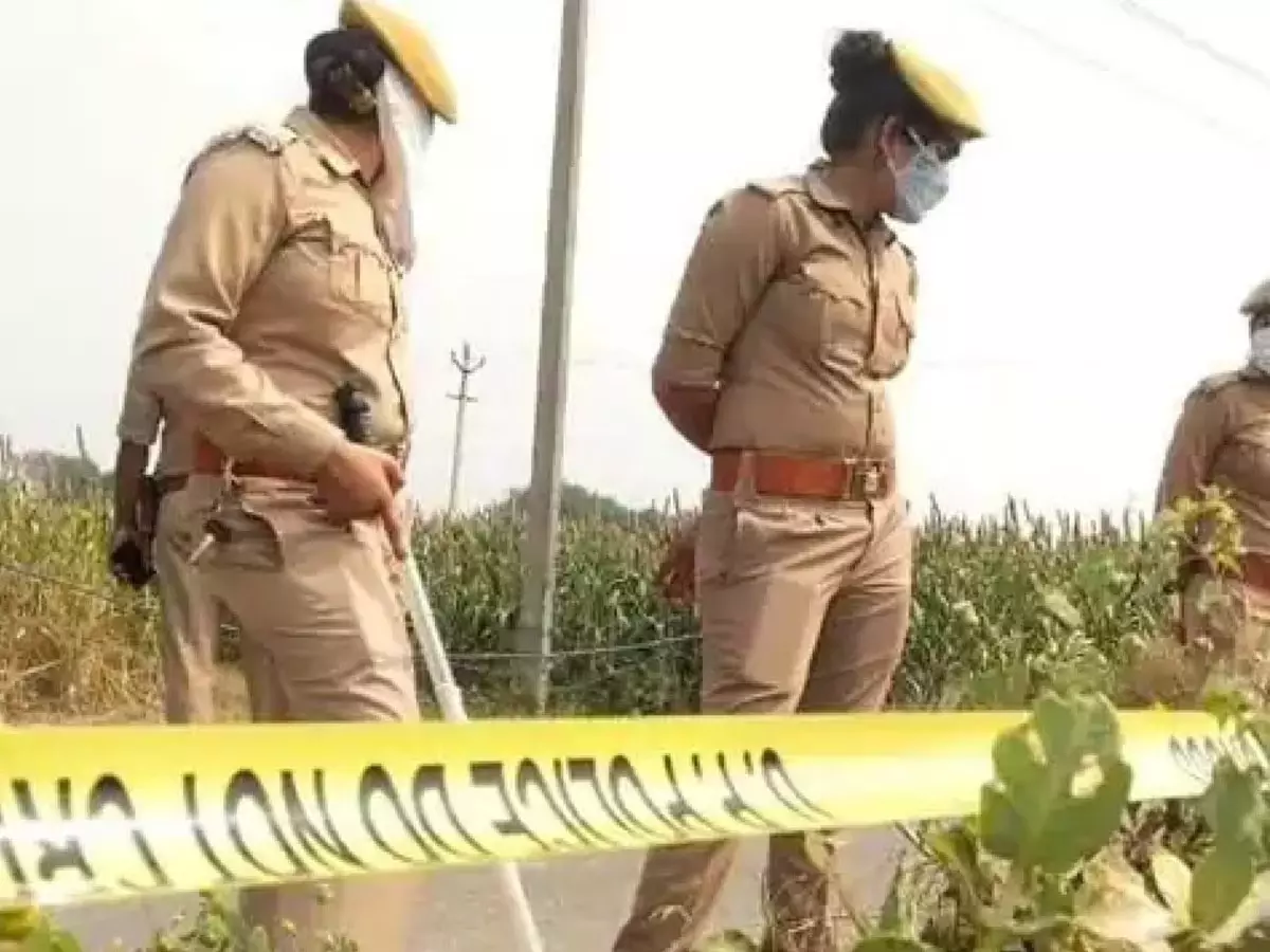 5 साल की मासूम की लाश गन्ने की खेत में मिली, 3 दिन से थी लापता 5 साल की मासूम की लाश गन्ने की खेत में मिली, 3 दिन से थी लापता