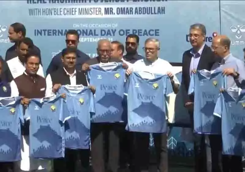 CM उमर ने हम्मेल के साथ रियल कश्मीर एफसी की पीस जर्सी का अनावरण किया CM उमर ने हम्मेल के साथ रियल कश्मीर एफसी की पीस जर्सी का अनावरण किया
