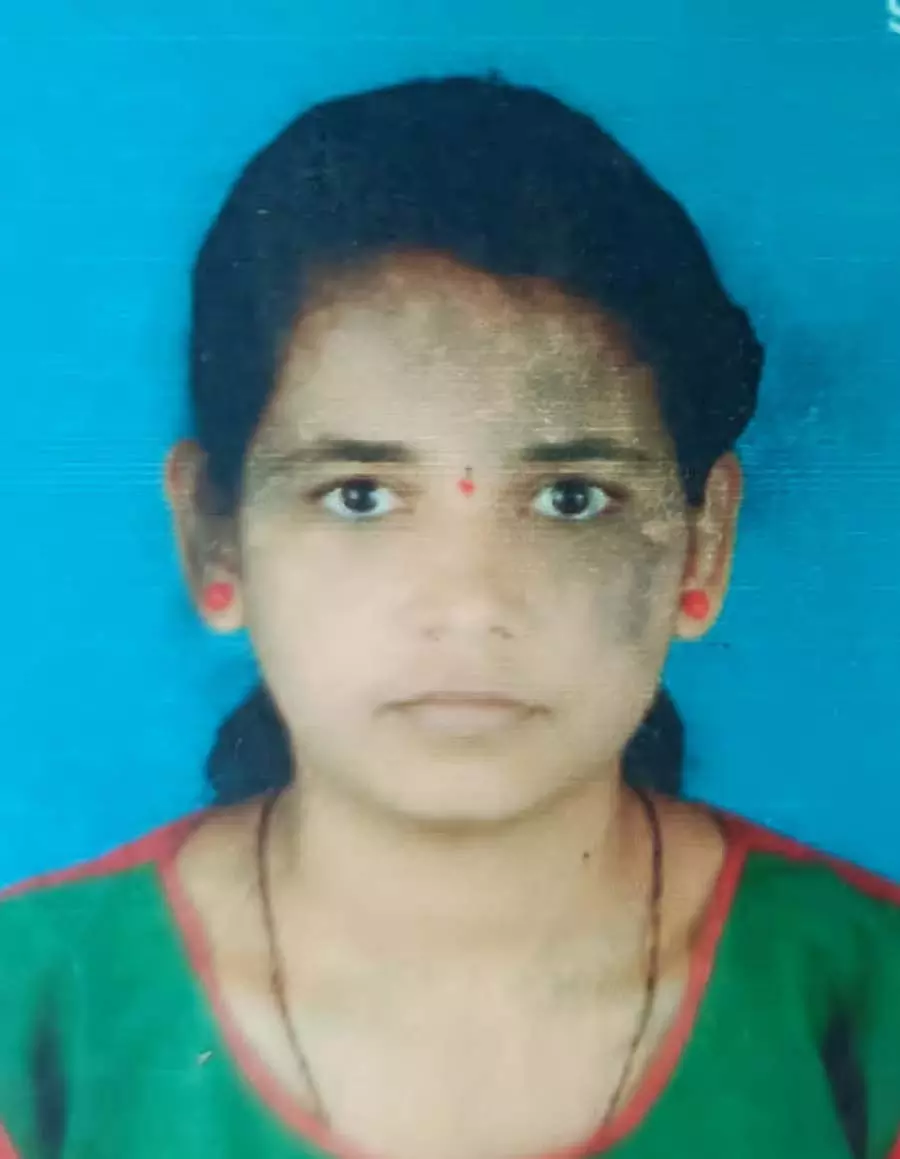 Davangere : पति ने अदालत परिसर में पत्नी पर चाकू से हमला किया Davangere : पति ने अदालत परिसर में पत्नी पर चाकू से हमला किया