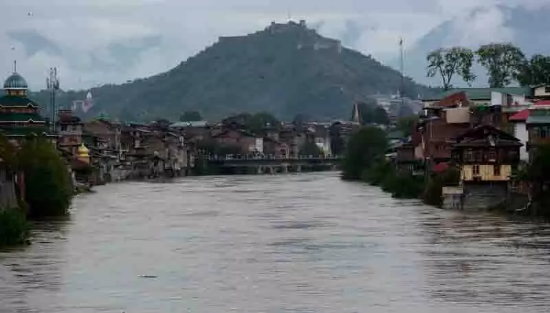 Srinagar: झेलम नदी के सिकुड़ने से जलमार्ग संकरा होने से चिंता बढ़ी Srinagar: झेलम नदी के सिकुड़ने से जलमार्ग संकरा होने से चिंता बढ़ी