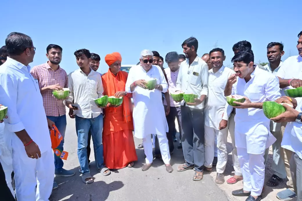 Jaipur: शेखावत का पोकरण प्रवास: किसानों संग तरबूज का स्वाद और शोक सभाओं में भागीदारी Jaipur: शेखावत का पोकरण प्रवास: किसानों संग तरबूज का स्वाद और शोक सभाओं में भागीदारी