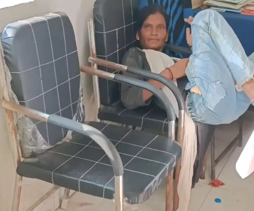 महिला प्रधानपाठक सस्पेंड, नशे में बेसुध मिली थी स्कूल में महिला प्रधानपाठक सस्पेंड, नशे में बेसुध मिली थी स्कूल में