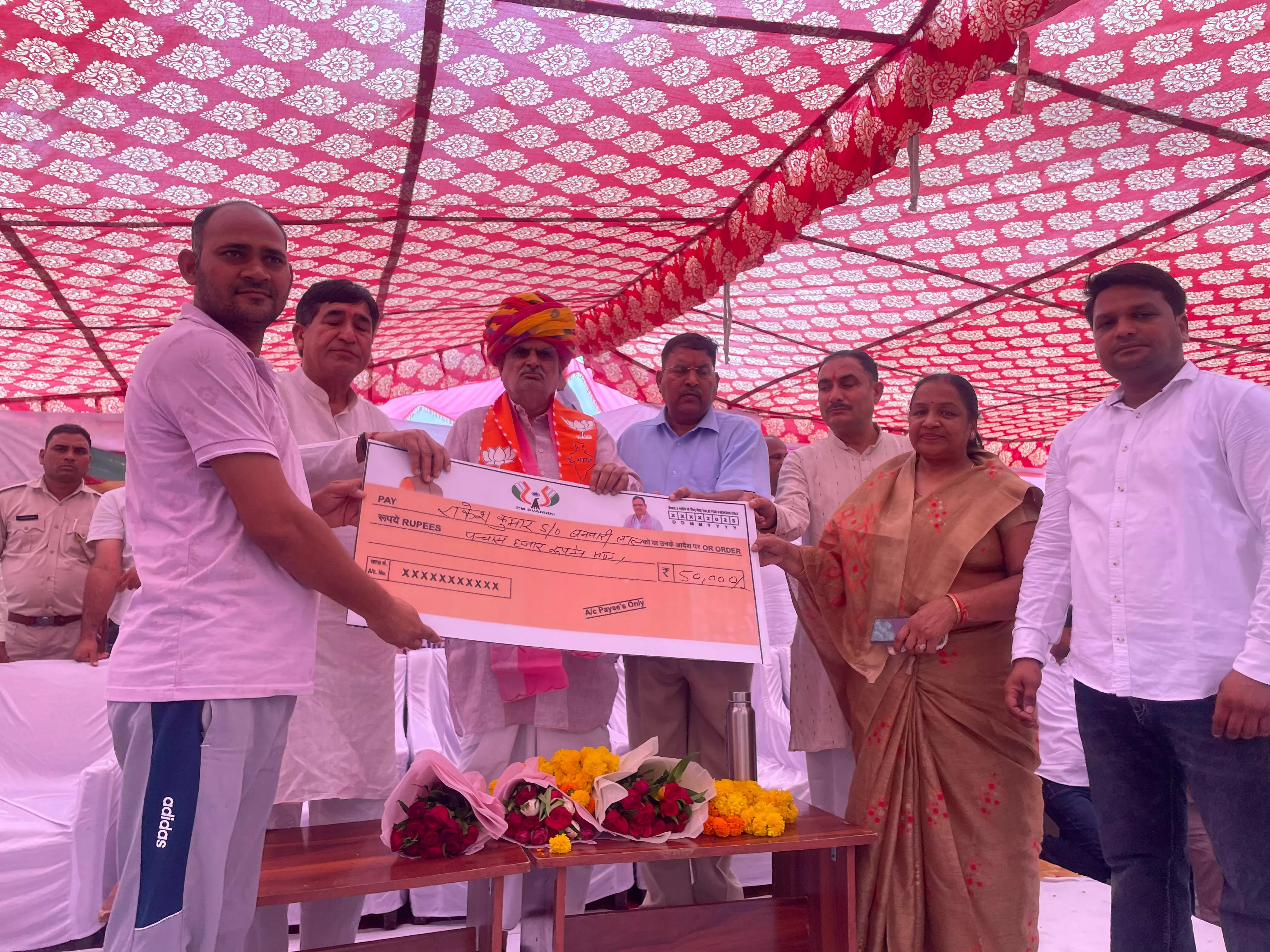 Jaipur: शिविर में लोगों को योजनाओं का लाभ प्रदान किया गया Jaipur: शिविर में लोगों को योजनाओं का लाभ प्रदान किया गया