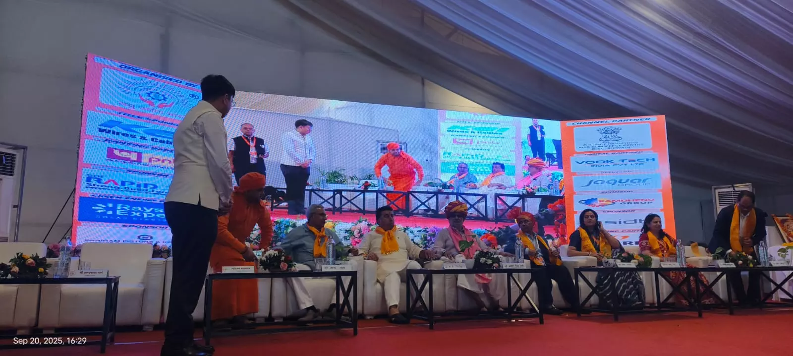 Jaipur: भिवाड़ी गौरव सम्मान समारोह में मंत्री झाबर सिंह खर्रा हुए शामिल Jaipur: भिवाड़ी गौरव सम्मान समारोह में मंत्री झाबर सिंह खर्रा हुए शामिल