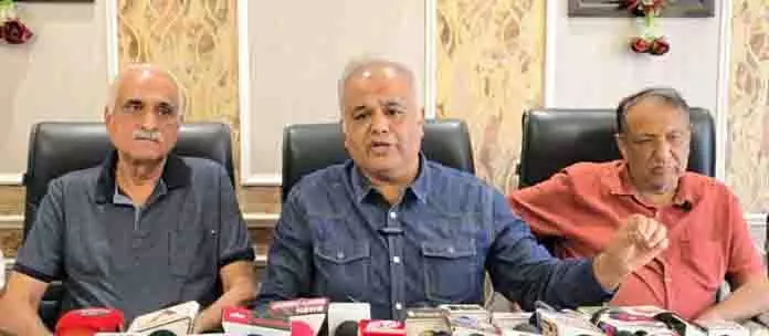 यातायात अव्यवस्था के कारण जम्मू के व्यापारियों को आर्थिक नुकसान का सामना करना पड़ रहा: Deepak यातायात अव्यवस्था के कारण जम्मू के व्यापारियों को आर्थिक नुकसान का सामना करना पड़ रहा: Deepak
