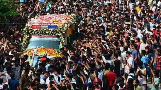 Assam: शोक में डूबा, ज़ुबीन गर्ग को सरुसजाई में दी जाएगी अंतिम विदाई Assam: शोक में डूबा, ज़ुबीन गर्ग को सरुसजाई में दी जाएगी अंतिम विदाई