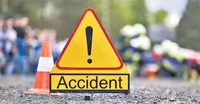 Andhra : कुत्ते से बचने के चक्कर में कार डिवाइडर से टकराई तीन की मौत Andhra : कुत्ते से बचने के चक्कर में कार डिवाइडर से टकराई तीन की मौत