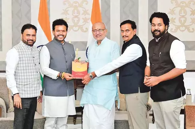 Andhra : उपराष्ट्रपति को विजयवाड़ा उत्सव के लिए आमंत्रित किया गया Andhra : उपराष्ट्रपति को विजयवाड़ा उत्सव के लिए आमंत्रित किया गया