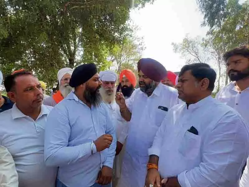 केंद्रीय मंत्री ने बाढ़ प्रभावित Ajnala का दौरा किया, सरकारी सहायता का आश्वासन दिया केंद्रीय मंत्री ने बाढ़ प्रभावित Ajnala का दौरा किया, सरकारी सहायता का आश्वासन दिया