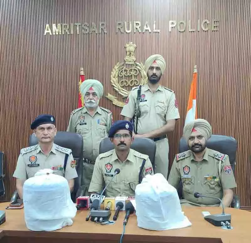दो ड्रग कार्टेल का भंडाफोड़, 11 kg से अधिक हेरोइन के साथ 3 गिरफ्तार दो ड्रग कार्टेल का भंडाफोड़, 11 kg से अधिक हेरोइन के साथ 3 गिरफ्तार