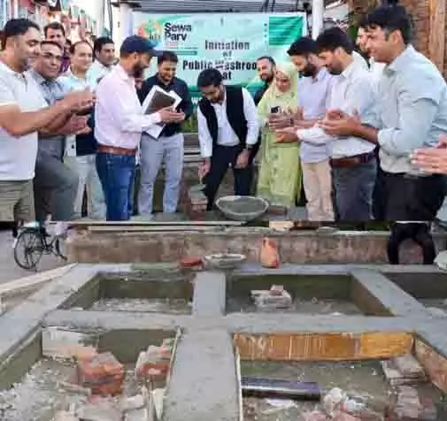DC Srinagar ने सार्वजनिक शौचालय परिसर पर काम शुरू किया DC Srinagar ने सार्वजनिक शौचालय परिसर पर काम शुरू किया