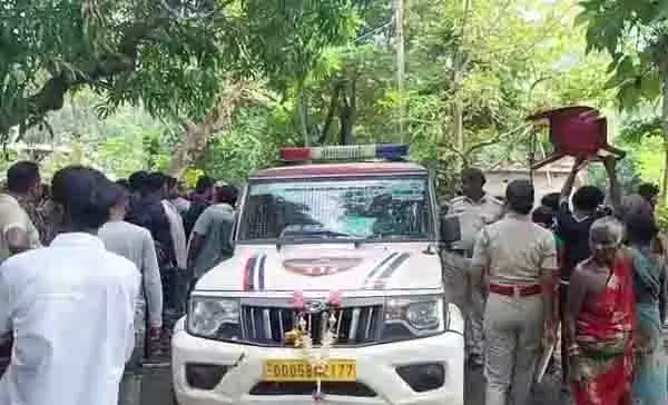 जादू-टोने के शक में ग्रामीणों ने परिवार को पेड़ से बांधकर पीटा जादू-टोने के शक में ग्रामीणों ने परिवार को पेड़ से बांधकर पीटा