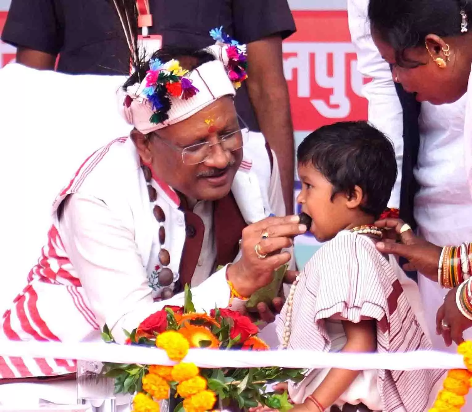 मुख्यमंत्री साय का आत्मीय और वात्सल्यपूर्ण व्यवहार, नन्ही बच्ची को दुलारते हुए खिलाया महुआ लड्डू मुख्यमंत्री साय का आत्मीय और वात्सल्यपूर्ण व्यवहार, नन्ही बच्ची को दुलारते हुए खिलाया महुआ लड्डू
