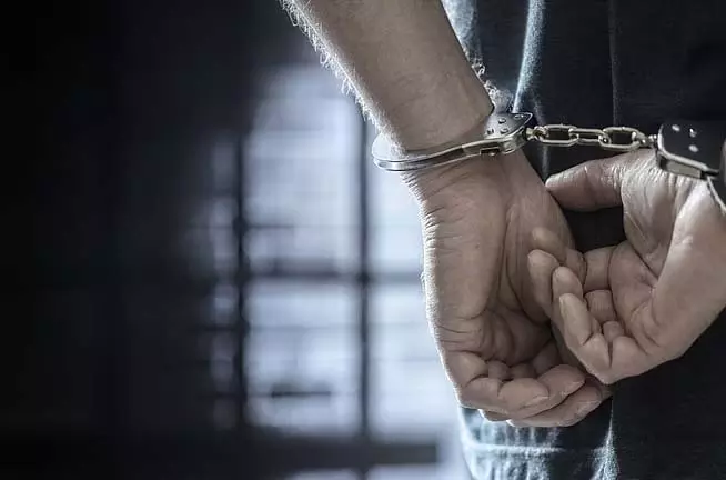 पुलिस ने वाहनों में marijuana तस्करी के संदेह में दो तस्करों को गिरफ्तार किया पुलिस ने वाहनों में marijuana तस्करी के संदेह में दो तस्करों को गिरफ्तार किया