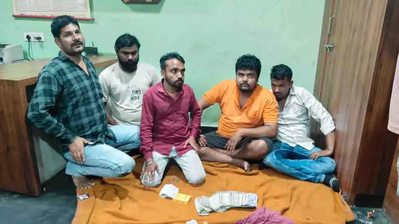 Raipur: रायपुर में जुआ खेलते 5 जुआरी गिरफ्तार, जानें क्या-क्या मिला? Raipur: रायपुर में जुआ खेलते 5 जुआरी गिरफ्तार, जानें क्या-क्या मिला?