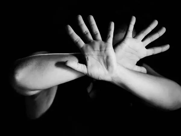 हैवानियत की सारी हदें पार: पति ने दोस्तों संग मिलकर अपनी ही पत्नी का किया गैंगरेप, मोमोज में मिलाया नशीला पदार्थ हैवानियत की सारी हदें पार: पति ने दोस्तों संग मिलकर अपनी ही पत्नी का किया गैंगरेप, मोमोज में मिलाया नशीला पदार्थ
