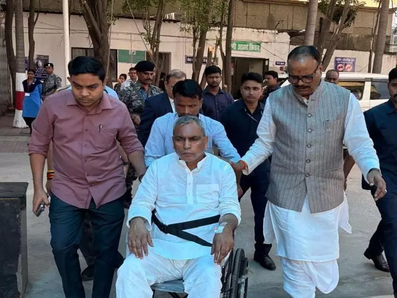 ओमप्रकाश राजभर की बिगड़ी तबियत, डिप्टी CM ब्रजेश पाठक ने RML अस्पताल पहुँचाया ओमप्रकाश राजभर की बिगड़ी तबियत, डिप्टी CM ब्रजेश पाठक ने RML अस्पताल पहुँचाया