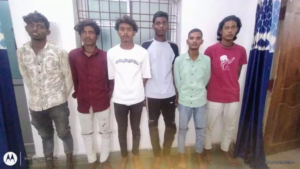 सड़क पर तलवार से केक काटना पड़ा महंगा, पुलिस ने 15 युवकों को दबोचा सड़क पर तलवार से केक काटना पड़ा महंगा, पुलिस ने 15 युवकों को दबोचा