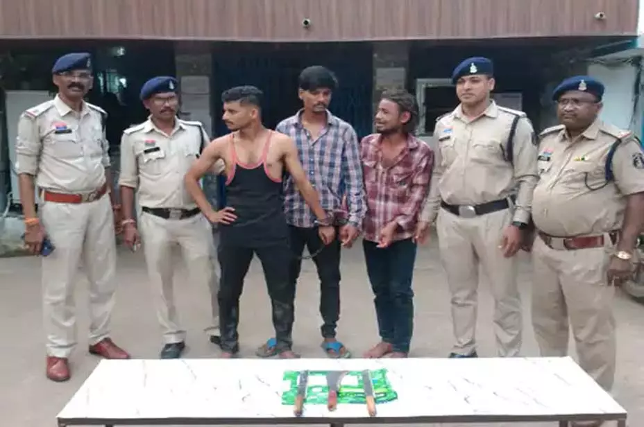CG: पुलिस ने धारदार हथियार लहराने वाले तीन आरोपियों को किया गिरफ्तार CG: पुलिस ने धारदार हथियार लहराने वाले तीन आरोपियों को किया गिरफ्तार