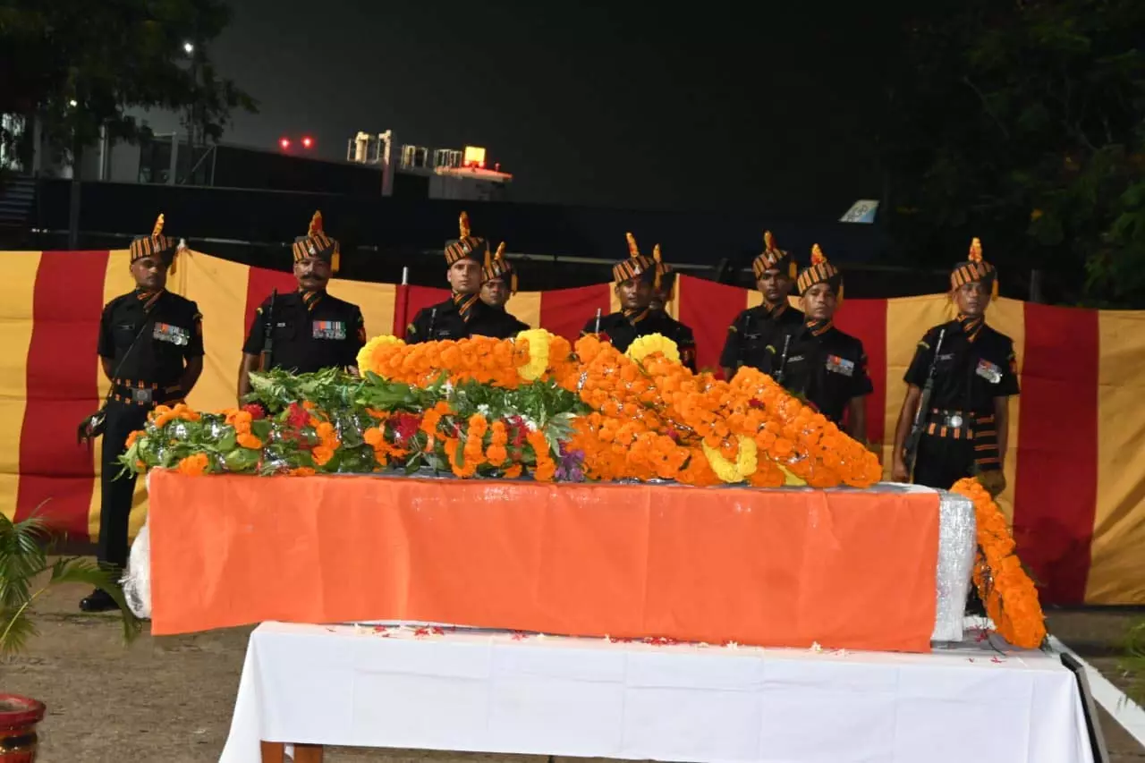 वीर सैनिक रणजीत सिंह कश्यप का शव रायपुर पहुंचा, देखें तस्वीरें... वीर सैनिक रणजीत सिंह कश्यप का शव रायपुर पहुंचा, देखें तस्वीरें...
