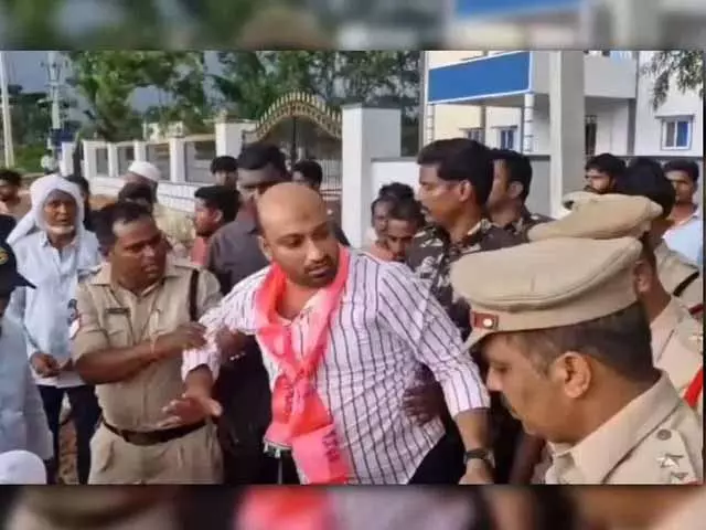 कोडंगल पुलिस ने कब्र गिराने के विरोध में बीआरएस नेताओं को गिरफ्तार किया कोडंगल पुलिस ने कब्र गिराने के विरोध में बीआरएस नेताओं को गिरफ्तार किया