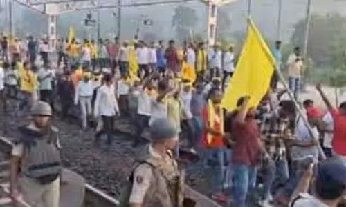 Jharkhand: लोग झंडे-बैनर लेकर रेलवे ट्रैक पर बैठे, कई स्टेशनों पर विरोध प्रदर्शन Jharkhand: लोग झंडे-बैनर लेकर रेलवे ट्रैक पर बैठे, कई स्टेशनों पर विरोध प्रदर्शन