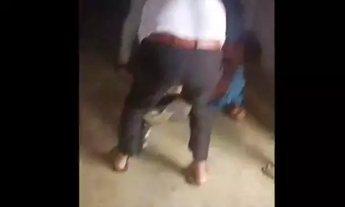 शिक्षकों ने ये क्या कर डाला...वायरल वीडियो से हड़कंप