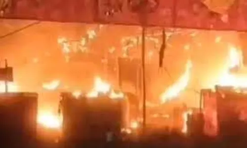 Jharkhand: पूजा दुकान में लगी भीषण आग, लाखों का नुकसान