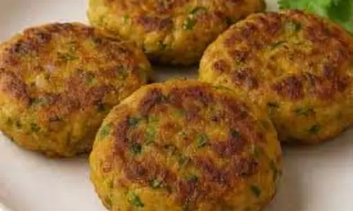 Raw Banana Tikki Recipe: मिनटों में बनाएं कच्चे केले की सुपर क्रिस्पी और हेल्दी टिक्की