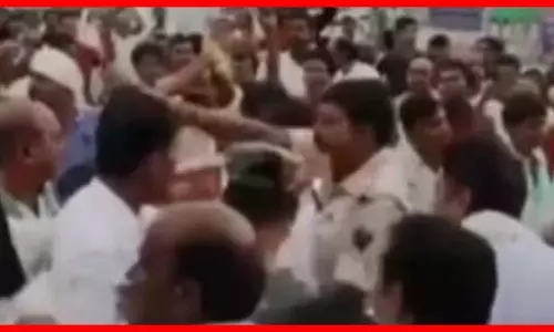 डिबेट शो में अचानक भिड़े कार्यकर्ता, मच गई अफरातफरी डिबेट शो में अचानक भिड़े कार्यकर्ता, मच गई अफरातफरी