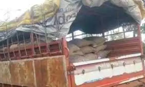 MP News : बस स्टैंड पर ट्रक और ठेले की टक्कर पर बवाल MP News : बस स्टैंड पर ट्रक और ठेले की टक्कर पर बवाल