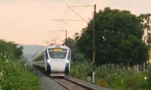 इंजन फेल: वंदे भारत ट्रेन जोलारपेट्टई के पास 3 घंटे रुकी रही इंजन फेल: वंदे भारत ट्रेन जोलारपेट्टई के पास 3 घंटे रुकी रही