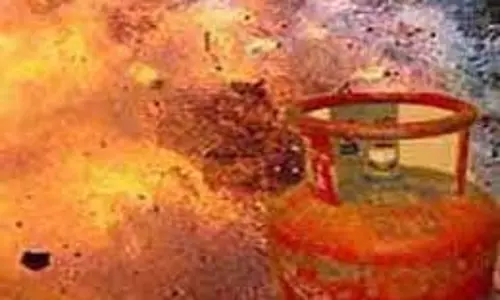 Hamirpur: श्राद्ध कार्य के दौरान अचानक फटा गैस सिलेंडर, 5 लोग झुलसे Hamirpur: श्राद्ध कार्य के दौरान अचानक फटा गैस सिलेंडर, 5 लोग झुलसे