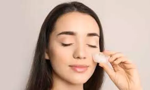 Skin Care Tips: चेहरे पर बर्फ लगाने से मिलते हैं ये कमाल के फायदे