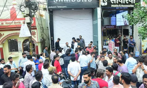 MP : उज्जैन में करीब 30 लाख के मोबाइल फोन चोरी, व्यापारियों ने किया चक्का जाम MP : उज्जैन में करीब 30 लाख के मोबाइल फोन चोरी, व्यापारियों ने किया चक्का जाम
