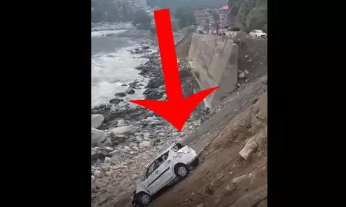 डॉक्टर की मौत, छात्रा लापता...कार बेकाबू हुई, देखें मंजर डॉक्टर की मौत, छात्रा लापता...कार बेकाबू हुई, देखें मंजर