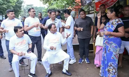 Odisha CM: भुवनेश्वर में चाय की दुकान पर जनता से बातचीत की