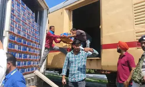 कश्मीरी सेब की बिक्री में तेज़ी कश्मीरी सेब की बिक्री में तेज़ी