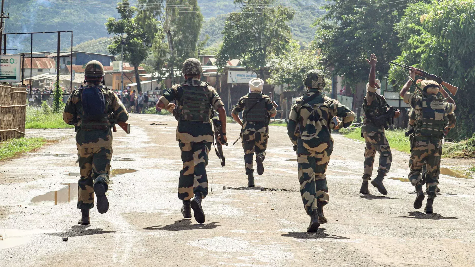 Manipur: राज्यपाल ने मौजूदा सुरक्षा स्थिति की समीक्षा की, शहीदों को श्रद्धांजलि दी Manipur: राज्यपाल ने मौजूदा सुरक्षा स्थिति की समीक्षा की, शहीदों को श्रद्धांजलि दी