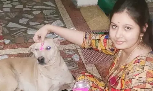 MP : छतरपुर में एक व्यक्ति ने अपने पालतू कुत्ते का अंतिम संस्कार किया MP : छतरपुर में एक व्यक्ति ने अपने पालतू कुत्ते का अंतिम संस्कार किया