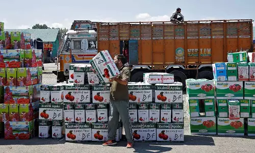 Kashmir : सेब उत्पादकों को भारी नुकसान, राजमार्ग बंद होने से कीमतों में 40% की गिरावट Kashmir : सेब उत्पादकों को भारी नुकसान, राजमार्ग बंद होने से कीमतों में 40% की गिरावट