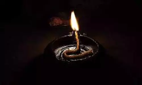 Sarv Pitru Amavasya 2025: सर्वपितृ अमावस्या की शाम को इन जगहों पर दीपक जलाकर पितरों को दें विदाई