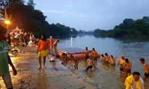 Ghazipur:श्राद्ध और तर्पण से पितरों को प्रसन्न करने घाटों पर जुटी भीड़