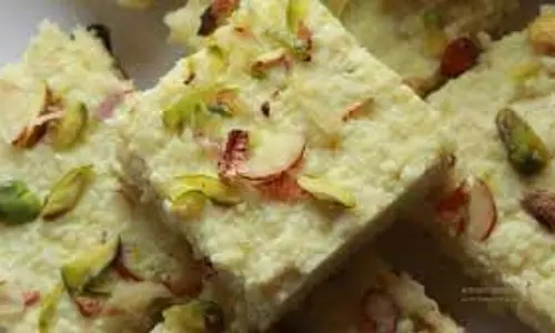 Kalakand Barfi Recipe: घर पर बनाएं बाजार जैसी टेस्टी कलाकंद बर्फी, फॉलो करें ये आसान रेसिपी Kalakand Barfi Recipe: घर पर बनाएं बाजार जैसी टेस्टी कलाकंद बर्फी, फॉलो करें ये आसान रेसिपी